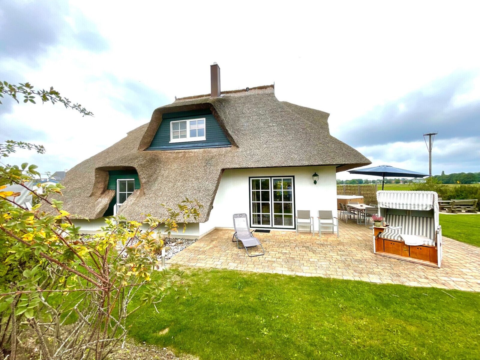 Ferienhaus Strohhut, Gartenseite mit Strandkorb